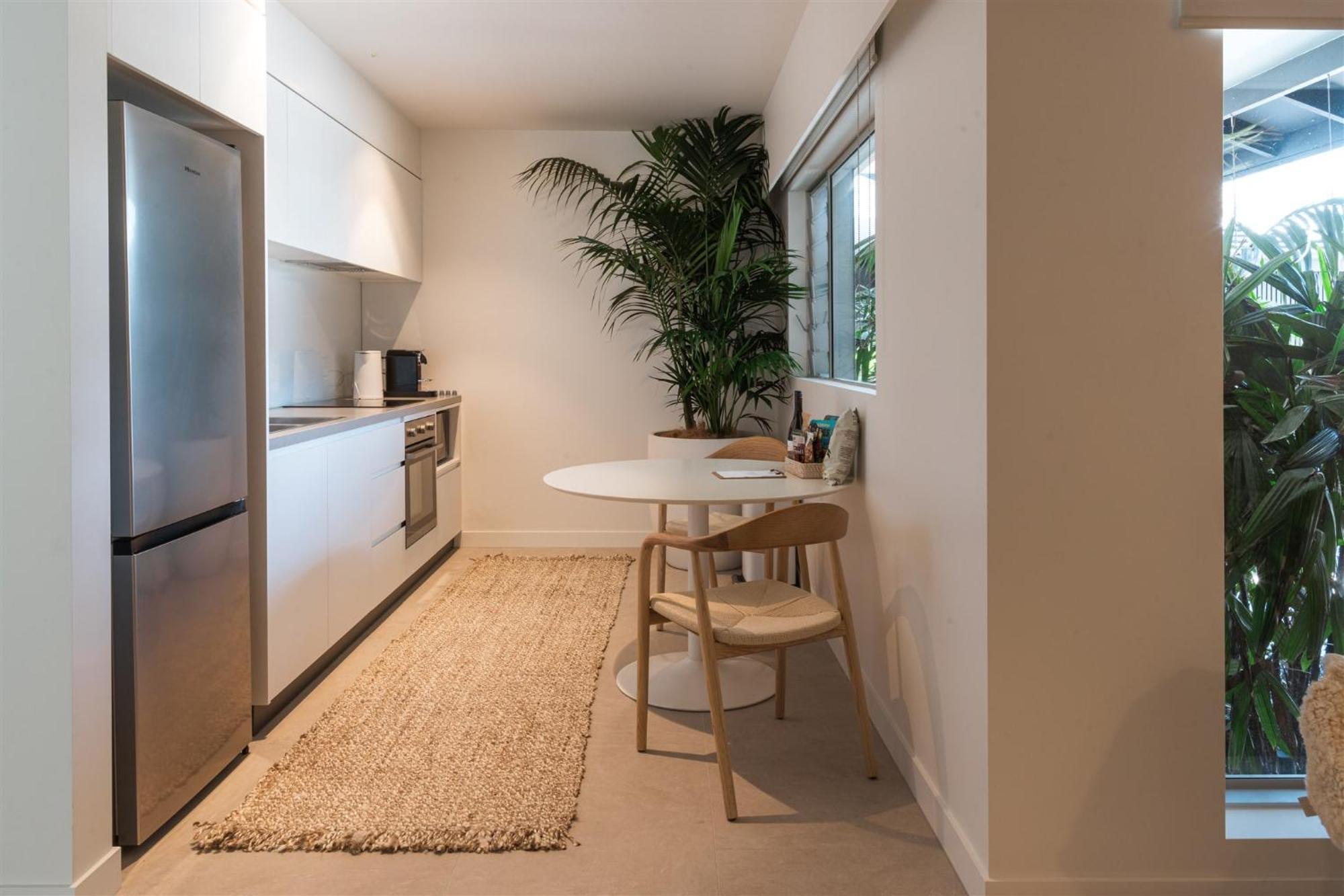 King room with kitchen